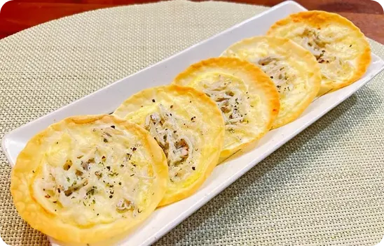 餃子皮のちりめんチーズピザ