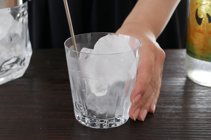 ロックグラスに氷を入れ、マドラーでステアしグラスを冷やす