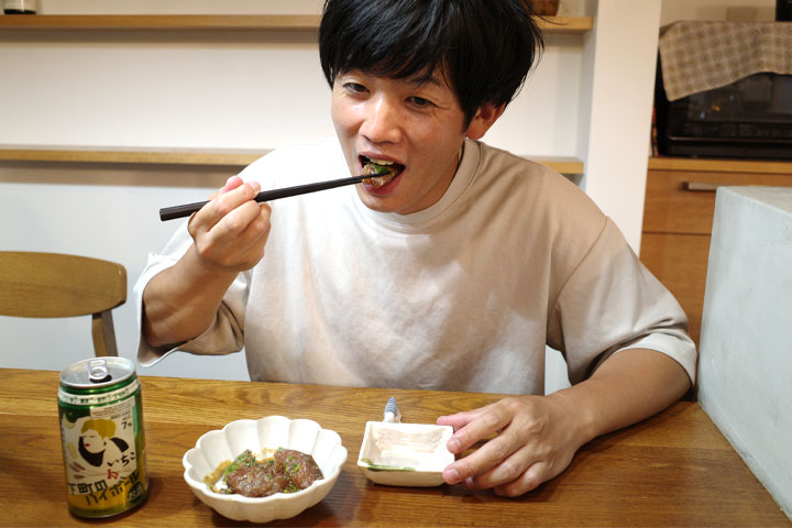 りゅうきゅうを食べる桃田さん
