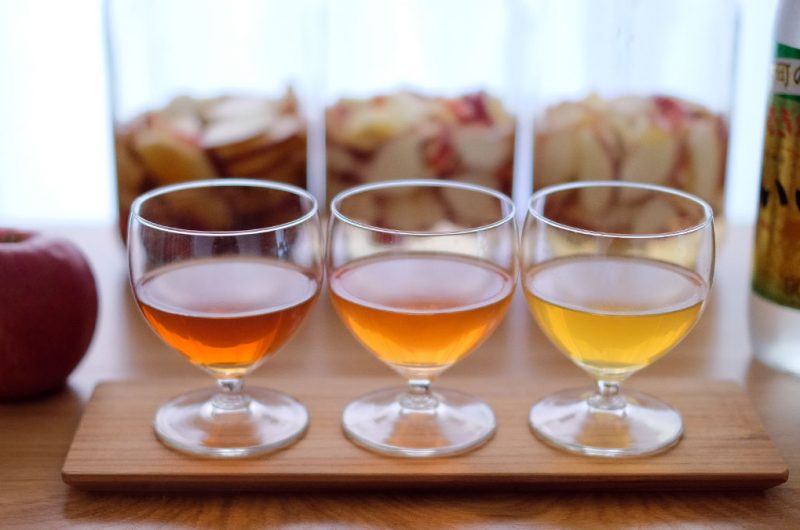 【りんご酒】一週間で飲み頃に！ 氷砂糖、黒糖、はちみつを使った3種類の自家製りんご酒の作り方