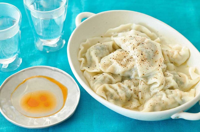 一皿で大満足！「鶏ひき肉と高菜の水餃子」〈簡単！5分で焼酎おつまみ⑭〉