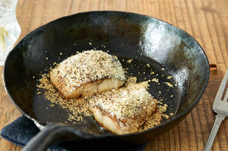 モダンなおいしさ！「塩さばの黒胡椒チーズ焼き」〈簡単！5分で焼酎おつまみ⑮〉