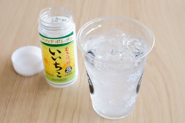 焼酎ミニボトルの活用例｜コンビニのカップ氷で即席焼酎ロックを作る