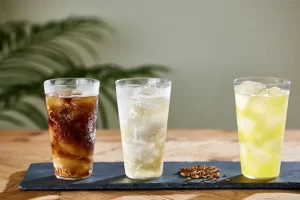 山椒酒の炭酸飲料割り（左から、コーラ割り、ジンジャーエール割り、オレンジスカッシュ割り）