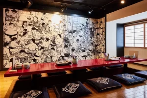 6F個室（有料）の壁面には元力士で日本相撲協会公認の漫画家・故琴剣淳弥さんのイラストが描かれている