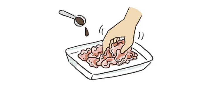 豚肉に醤油をもみこむ。