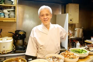 「お食事処 勢㐂」店主・関川保一さん。食材の仕入れから料理の仕込み、予約電話の対応まで、一人でテキパキとこなすこの道40年の料理人