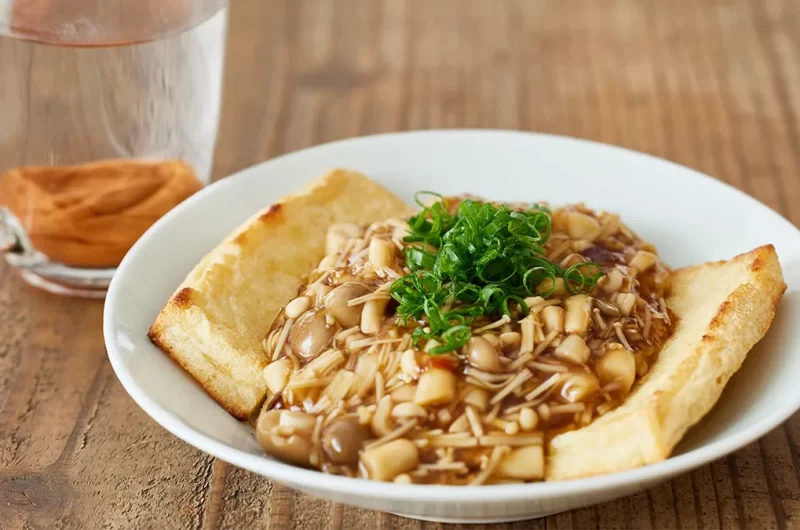 トースターとレンジにお任せ！ 「お揚げさんとキノコのピリ辛あんかけ」〈簡単！5分で焼酎おつまみ㉚〉