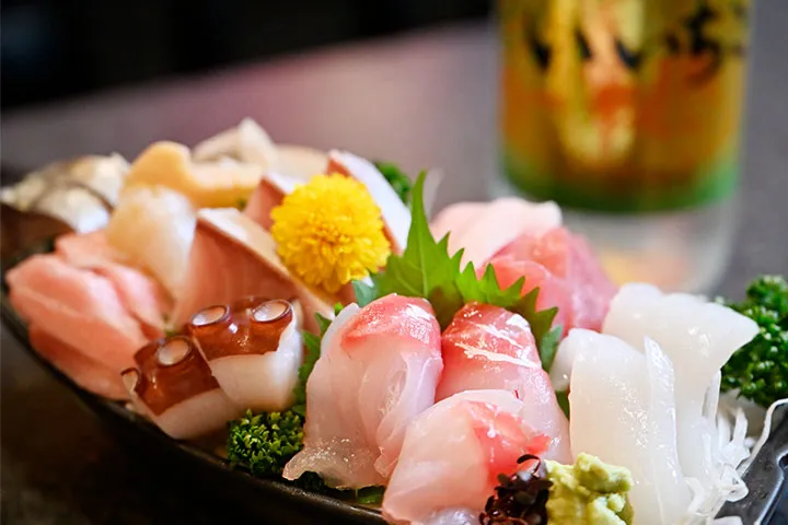 日本海で水揚げされた旬の魚を刺身に。1人前で3人分はあろうかという盛りの良さ