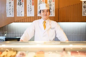 店長の伊藤晃寛さん。高校卒業後に入社し、30代という若さで本店の店長に抜擢