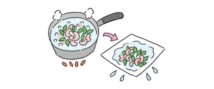 湯を沸した鍋に1と2を入れて一緒にゆでる。エビの色が変わったら（1分ほど）、エビとスナップえんどうを同時にざるにあげて、ペーパータオルで水気をふく。