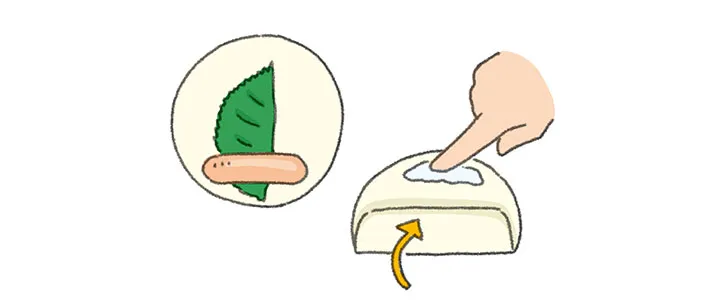 餃子の皮に、1枚を縦半分にちぎった青じそをのせ、ウインナーものせて巻き、巻き終わりに水をつけて留める。