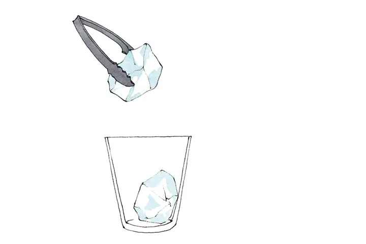 グラスに大きめのロックアイスを入れます