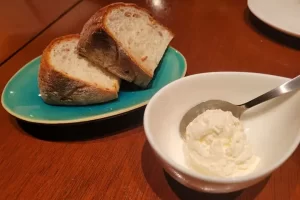 イタリアンレストランで提供されたパンとホイップバター
