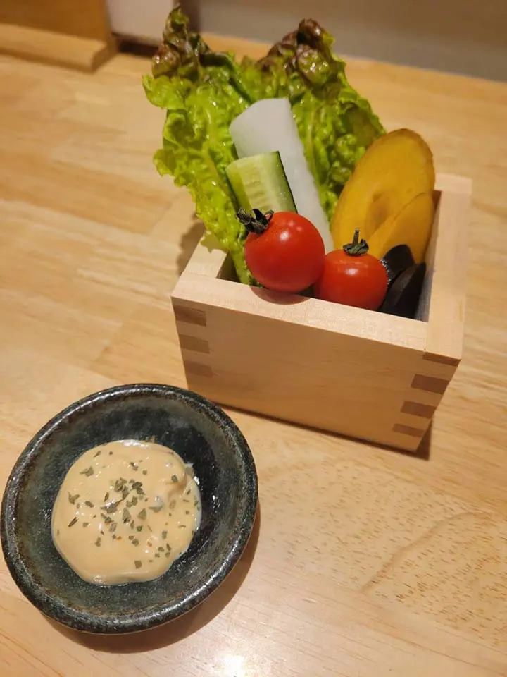 海鮮がウリの居酒屋でもベジファーストなお通しが。升に入った生野菜に自家製マヨネーズソースが添えられた色鮮やかな一品