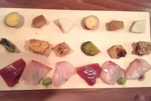 海鮮の自慢が居酒屋のお通し。お通しから刺身が提供されます（写真は二人分）