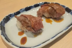 お通しで和牛の肉寿司を出す居酒屋もありました（写真は二人分）