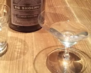 バーテンダーが考案したカクテルが自慢の居酒屋で出されたお通しのマティーニ