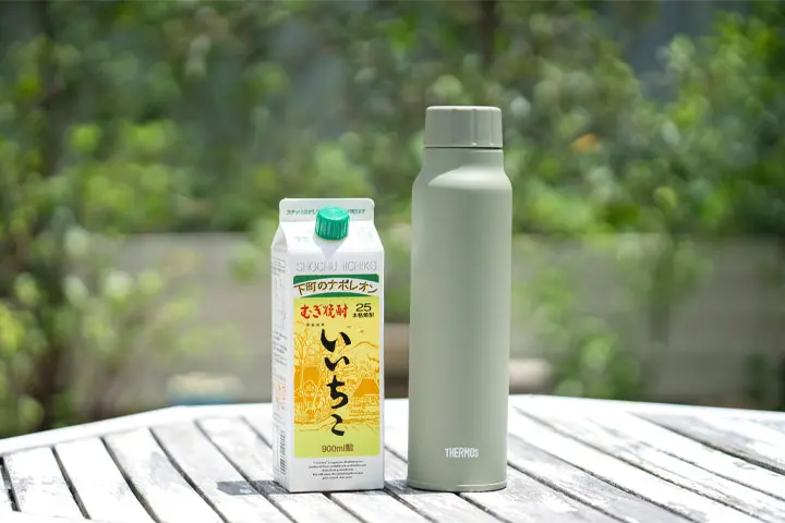 サーモスの「保冷炭酸飲料ボトル（750ml）」と「いいちこパック25度（900ml）」をセットにした「外でも炭酸割りセット」