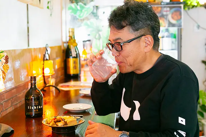 「いいちこ深薫」のロックを飲む丸尾さん