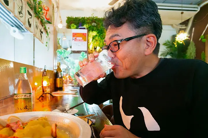 「いいちこ25度」の強炭酸割りを飲む丸尾さん