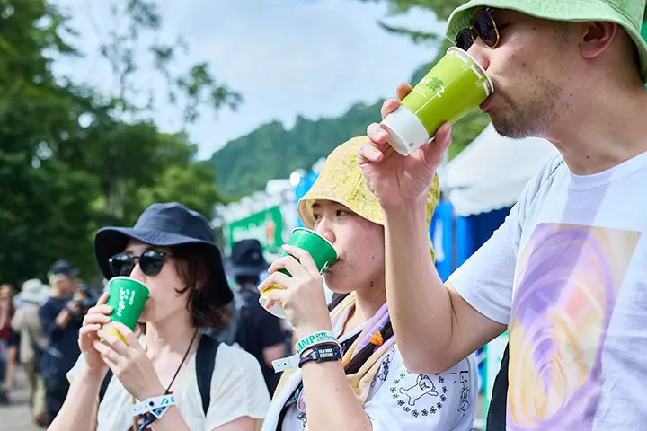 ドリンクを飲むピースさん（グループ名）