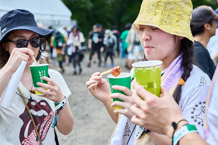 「梅ちこ」を飲むピースさん（グループ名）