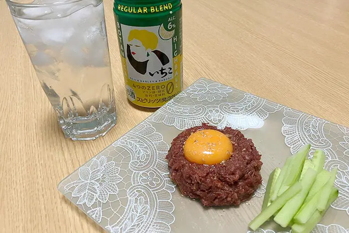 「コンビーフユッケ」と「いいちこ下町のハイボール REGULAR BLEND」