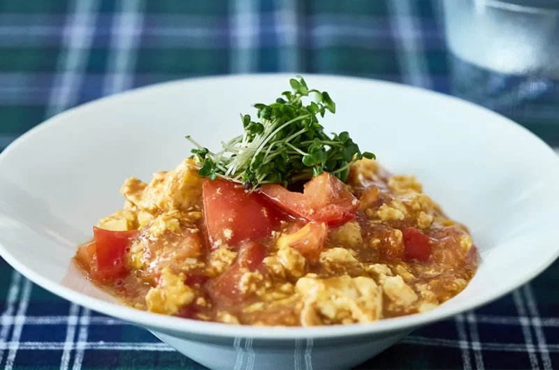 ボウル1つで本格中華！「トマトと豆腐のレンチン卵蒸し」〈簡単！5分で焼酎おつまみ㊷〉