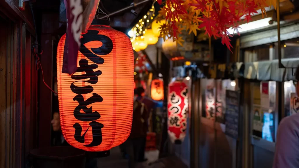 赤提灯居酒屋とは？ ルーツや楽しみ方、味やコスパだけじゃない魅力を酒場案内人が解説します！（画像提供：PIXTA）