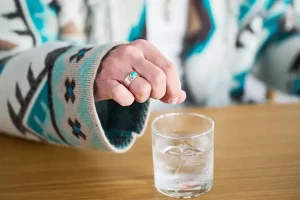 「いいちこ日田全麹」のロックにごく少量の塩を入れる様子