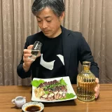 自家製ポン酢でおいしさ際立つ「カツオのたたき」と「いいちこスペシャル」（松本真一郎さん）