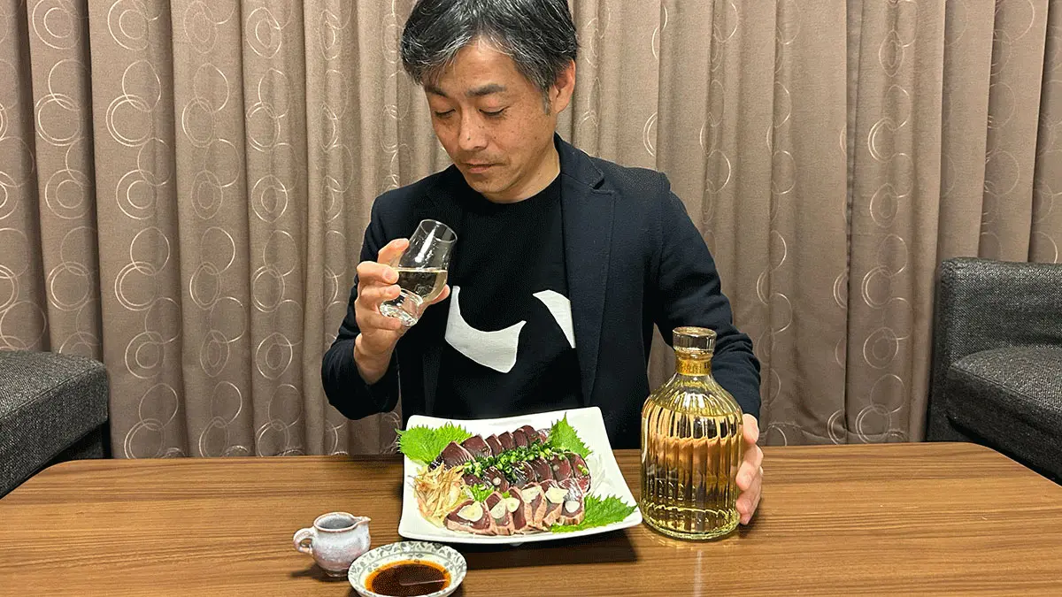 自家製ポン酢でおいしさ際立つ「カツオのたたき」と「いいちこスペシャル」（松本真一郎さん）