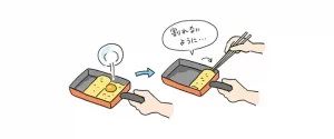取り分けておいた卵黄を鍋肌に付かないように中央に入れ、なるべく卵黄が割れないように手前にやさしく巻く。奥に移し、残りの卵液を順次入れて注意深く奥から手前に巻いていき、卵焼きを仕上げる。