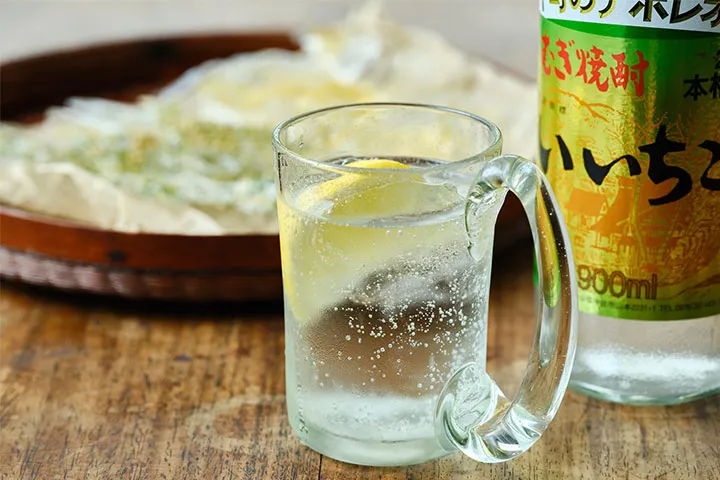 「ぱりぱりレンチン煎餅」には「レモン入りいいちこハイボール」が合う!