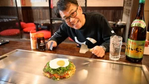 広島『ちんちくりん薬研堀本店』の〈パリパリ麺のお好み焼き＆プリップリ牡蠣のバター焼き〉「いいちこ」づくり40年・丸尾の“酒場メシ”いただきます！