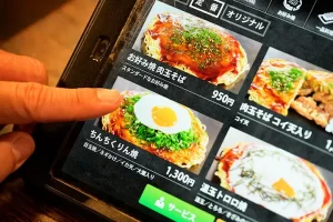 メニューから「ちんちくりん焼き」を選ぶ丸尾さん