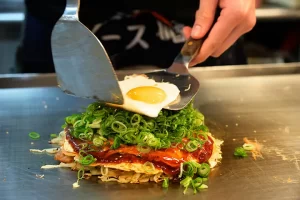 ちんちくりん焼きの調理工程4　仕上げに目玉焼きをトッピング