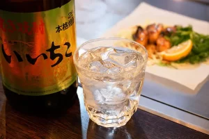 牡蠣のバター焼きと「いいちこ25度」のロック
