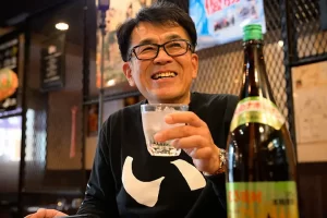 牡蠣のバター焼きとともに「いいちこ25度」のロックを味わう丸尾さん