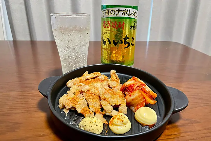 「鶏むねチップス」と黒コショウを振った「いいちこ25度」の炭酸割り