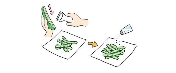 鍋に水を入れて火にかける。キッチンペーパーの上で、きゅうりをピーラーで薄くスライスする。塩をふってしばらくおく。