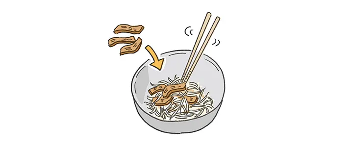 ２にメンマを加えて和え、器に盛り、青じそを添える。