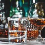 お酒の「スピリッツ」とは？　リキュールとの違いや種類や度数、飲み方を解説