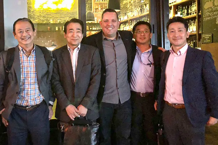 当時の代表取締役社長・下田雅彦さん(左から2番目)とともに、サンフランシスコを訪れたときの様子。写真右側が宮﨑さん