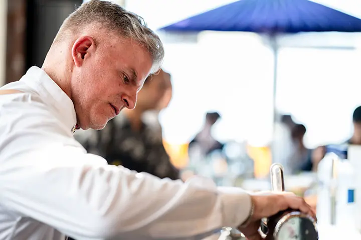 東京会場のゲストバーテンダー・The Nomad Hotel 副社長 Elevem Madison Park 元マネージングパートナ&バーディレクターのLeo Robitschekさん