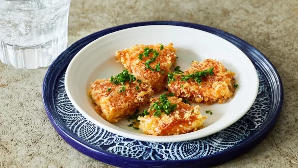 少ない油でサクトロ！ 6Pチーズのパン粉焼き〈簡単！5分で焼酎おつまみ51〉