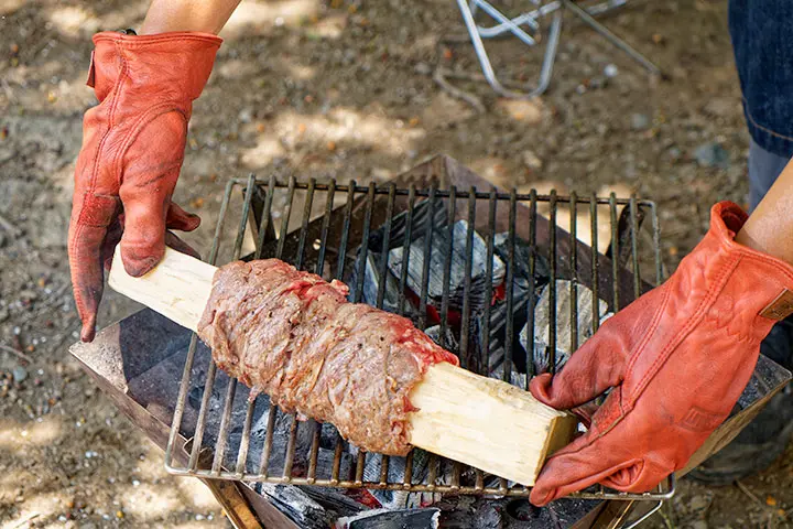 弱火ゾーンに置いてゆっくりと回しながら焼く