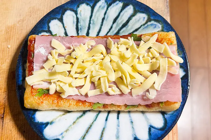 その上にベーコンとチーズをのせる
