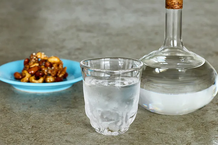 「スパイスコーヒーナッツ」には「いいちこフラスコボトル」の水割りが合う！